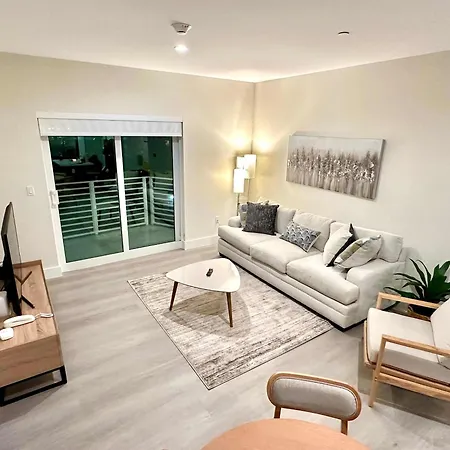 Modern Cozy 2 Bedroom Free Parking & High Speed Wifi